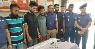 পিরোজপুরে বিশেষ অভিযানে বিদেশি পিস্তল ও ৪৩ রাউন্ড গুলিসহ গ্রেপ্তার ৩